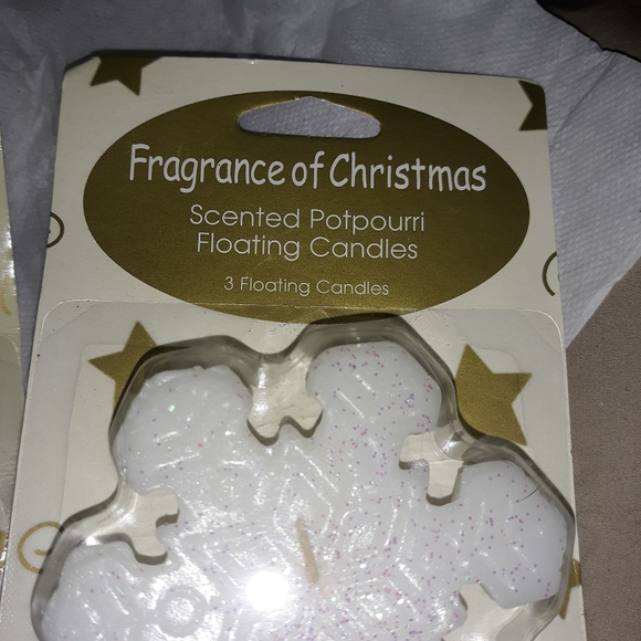 Beautifully fragranced floating snowflake candles - Picture 5 of 5